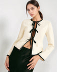 Layla Blazer med kontrastfarvet kant og bindebånd foran