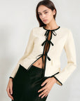 Layla Blazer med kontrastfarvet kant og bindebånd foran
