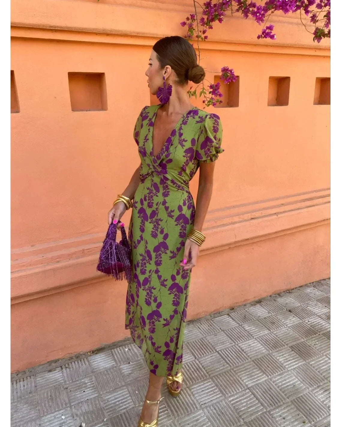 Blomstret Midi Kjole med Pufærmer | Elegant & Feminin | Figursyet Design Tøj og tilbehør > Beklædning > Kjoler > Midi