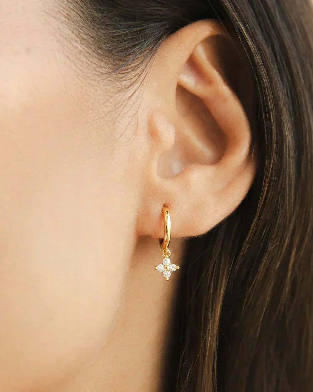 Freja - Øreringe Guld med Kløver Hanger - Elegant og Funklende-2