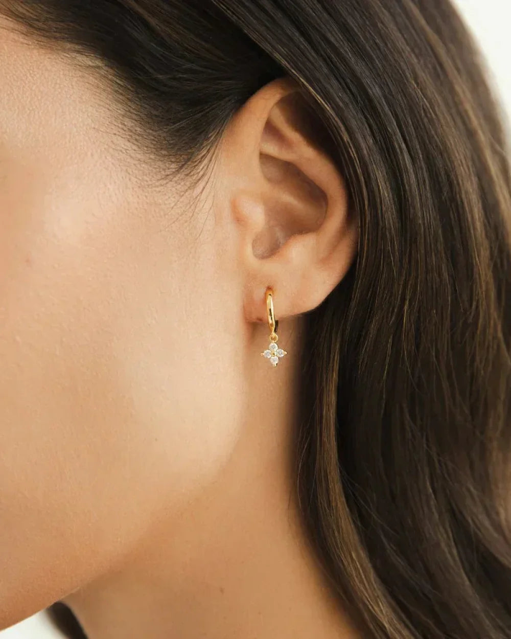 Freja - Øreringe Guld med Kløver Hanger - Elegant og Funklende-3
