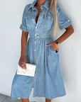 Midi Denim Kjole med Knapper | Blå | Denim | Casual & Stilfuld Blå / S Tøj og Tilbehør > Beklædning > Kjoler > Casual