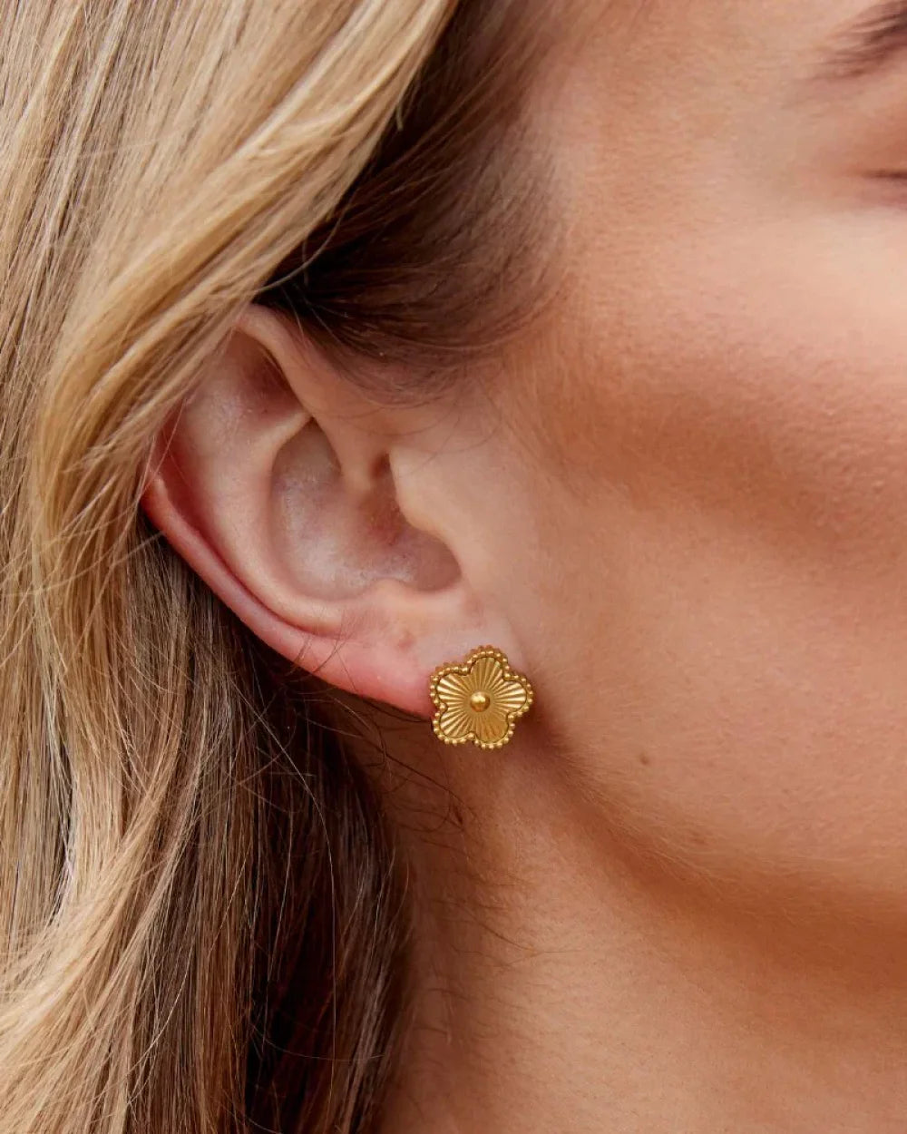 Freja - Kløver Øreringe Guld - Elegant og Struktureret Design-2
